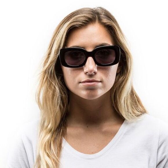 D’Blanc x Amuse Society Elsewhere Sunglasses - blk - Picture 6 of 6